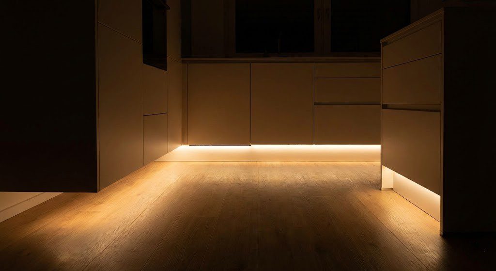نورپردازی زیر کابینت زمینی در شب برای آشپزخانه